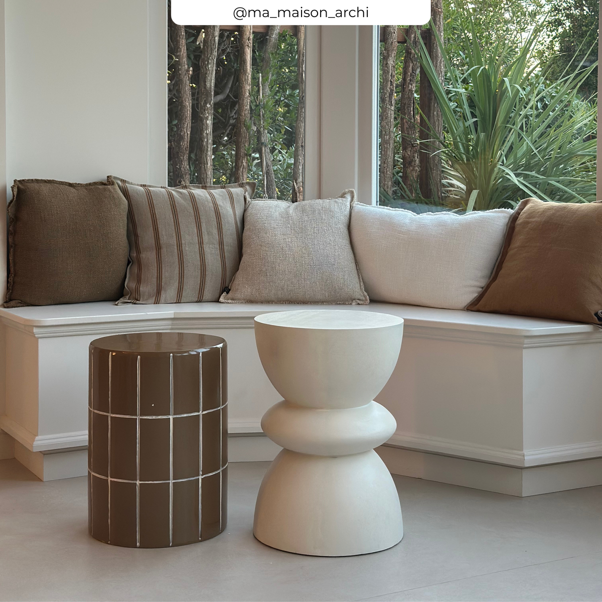 Salon table d'appoint écrue effet plâtre et table d'appoint carreaux marron – Maison Pavane