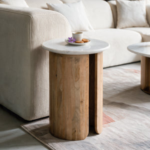Salon table d'appoint marbre blanc et bois canapé velours beige – Maison Pavane