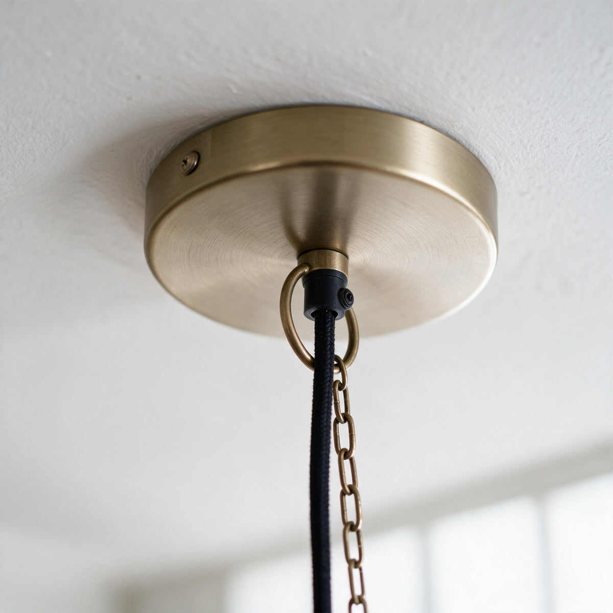 Socle suspension métal doré et fil noir – Maison Pavane