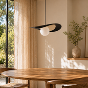 Suspension Iris métal noir doré 50 cm ambiance salle à manger jour – Maison Pavane