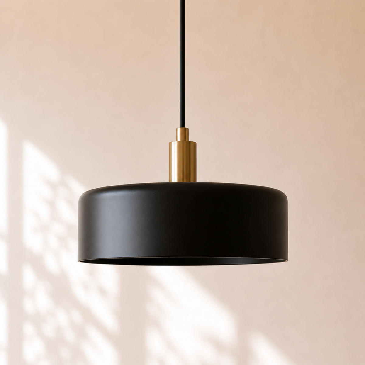 Suspension Nox métal noir table repas ambiance – Maison Pavane