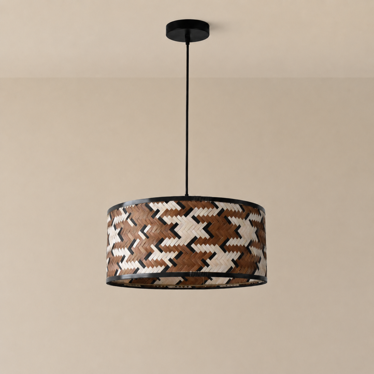 Suspension Phil bambou tressé marron noir ambiance plafond – Maison Pavane
