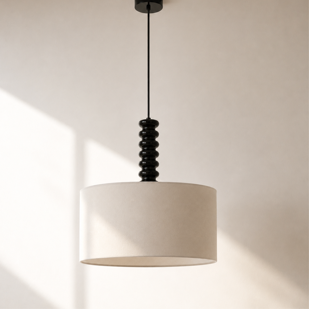 Suspension Ravel abat-jour tissu blanc métal noir ambiance – Maison Pavane