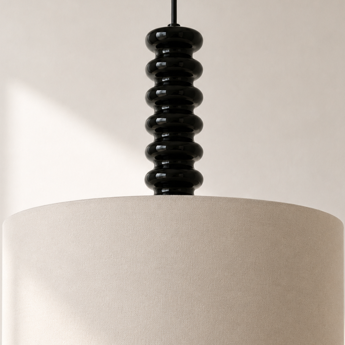 Suspension Ravel tissu blanc métal noir détail tige godrons – Maison Pavane