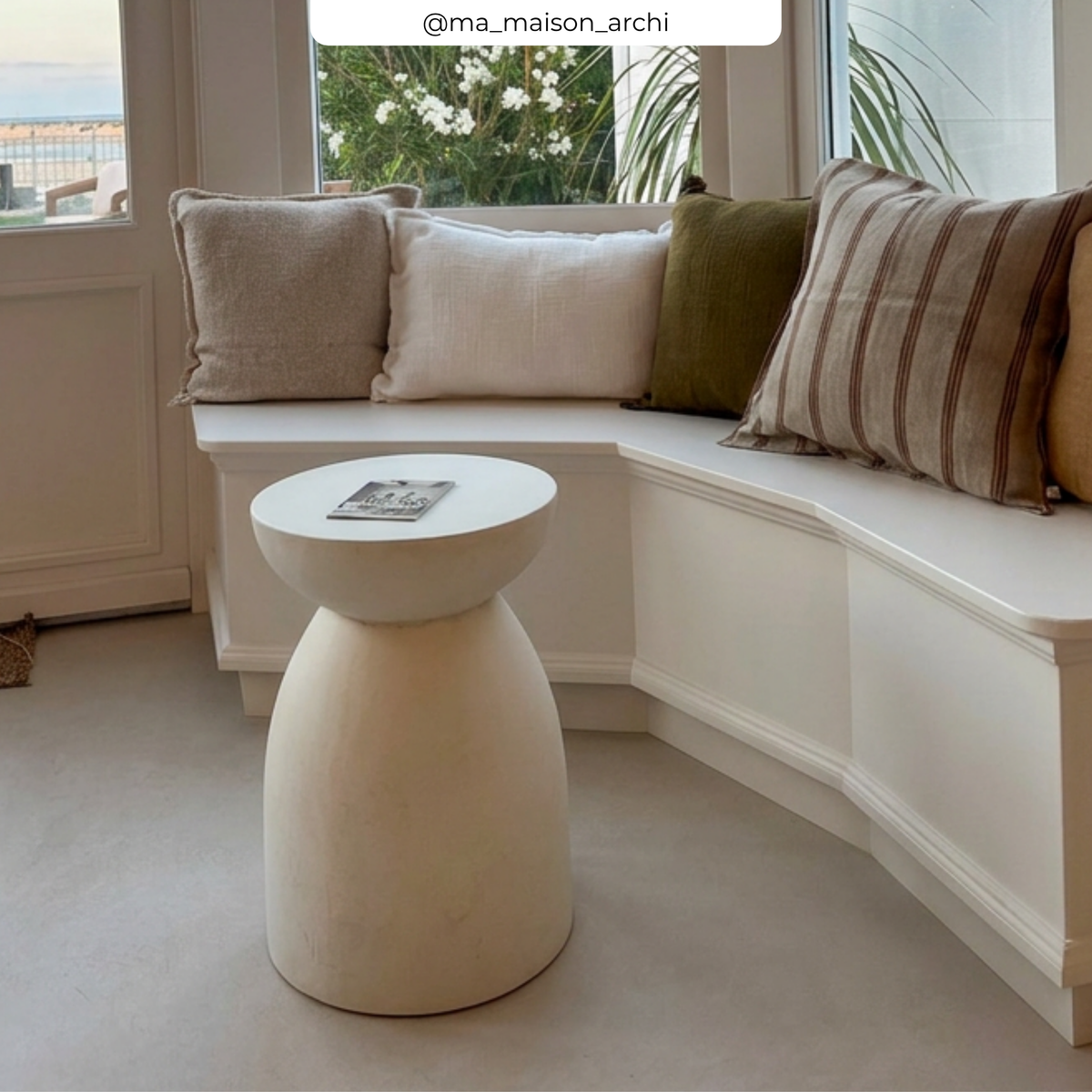 Table d'appoint écrue effet béton plateau rond banquette avec coussins – Maison Pavane