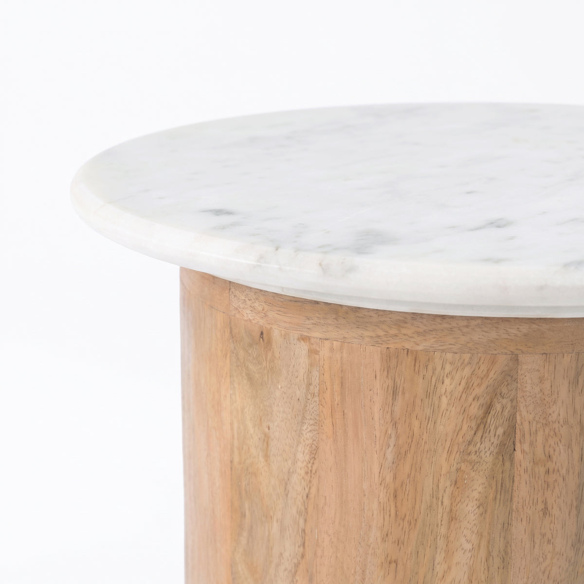 Table d'appoint Léana en marbre et bois de manguier, détail du plateau et du pied - Maison Pavane