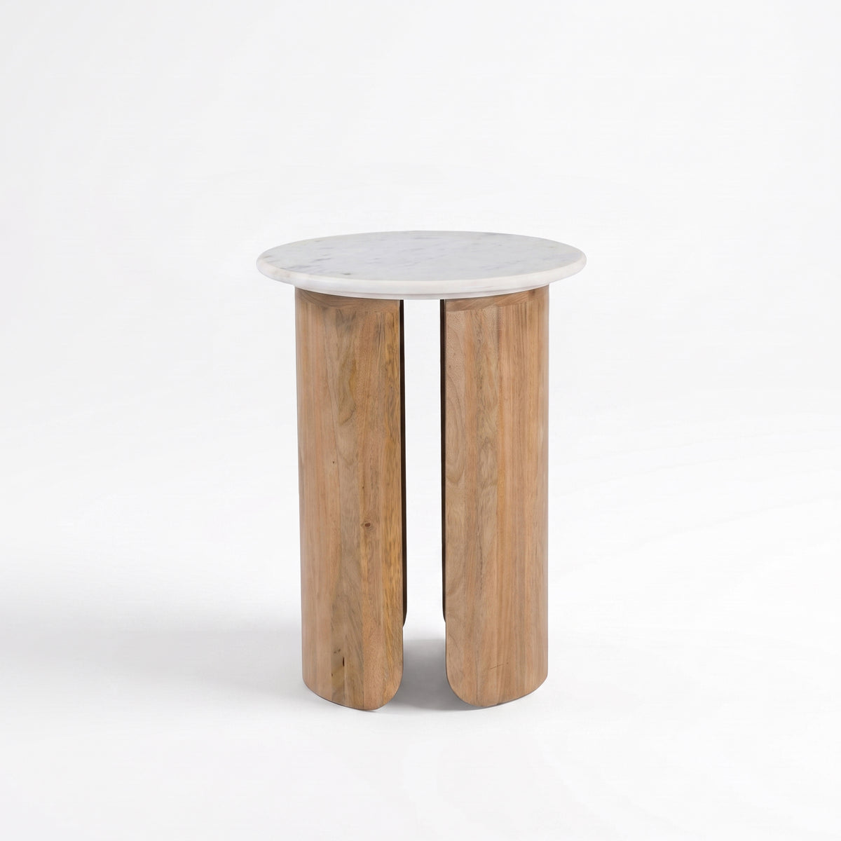 Table d'appoint Léana en marbre et bois de manguier, vue de trois quarts - Maison Pavane