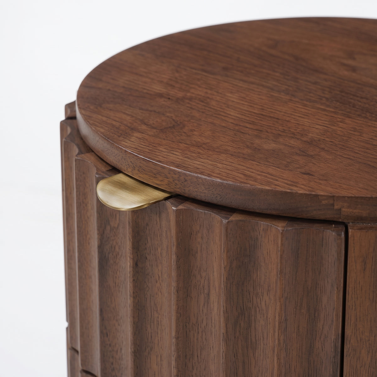 Table d'appoint Livio en bois de manguier noyer, détail de la poignée en laiton - Maison Pavane