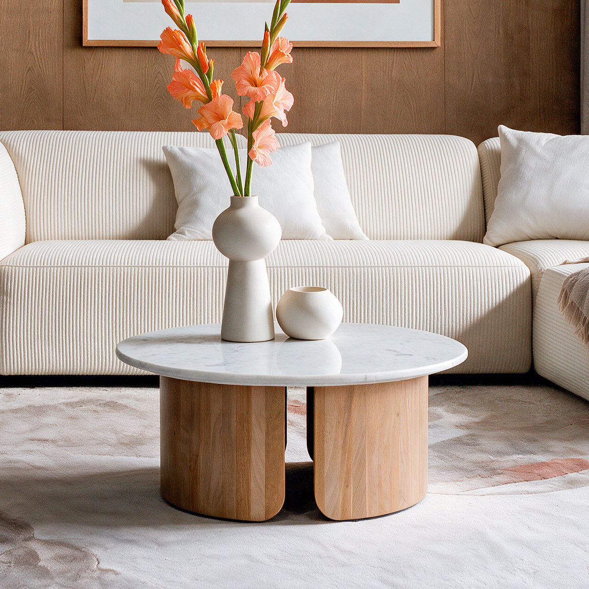 Table basse bois clair marbre blanc canapé velours côtelé Leana – Maison Pavane