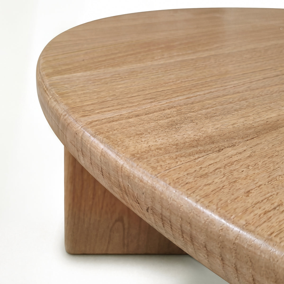 Table basse Galia bois massif mindi détail chant plateau – Maison Pavane