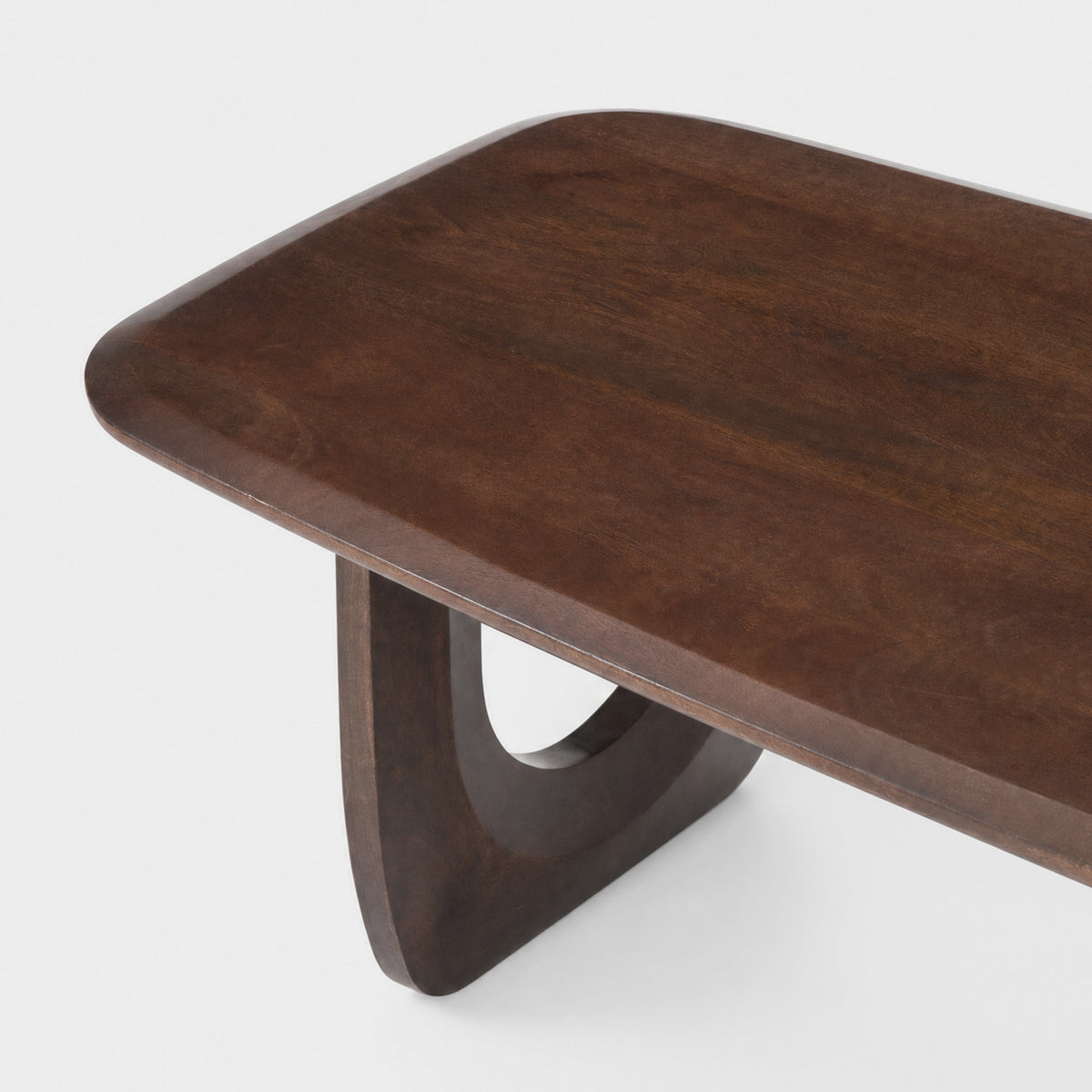 Détail du plateau et du piètement en bois de manguier massif marron foncé de la table basse Maya - Maison Pavane