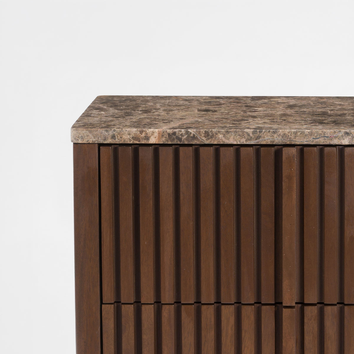 Table de chevet Flavio en bois de manguier et plateau en marbre, détail du plateau en marbre - Maison Pavane