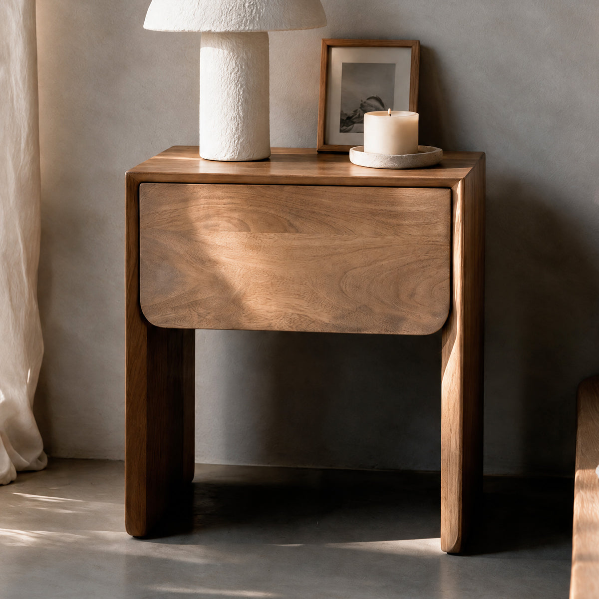 Table de chevet Achille en bois de manguier marron clair lampe blanche – Maison Pavane