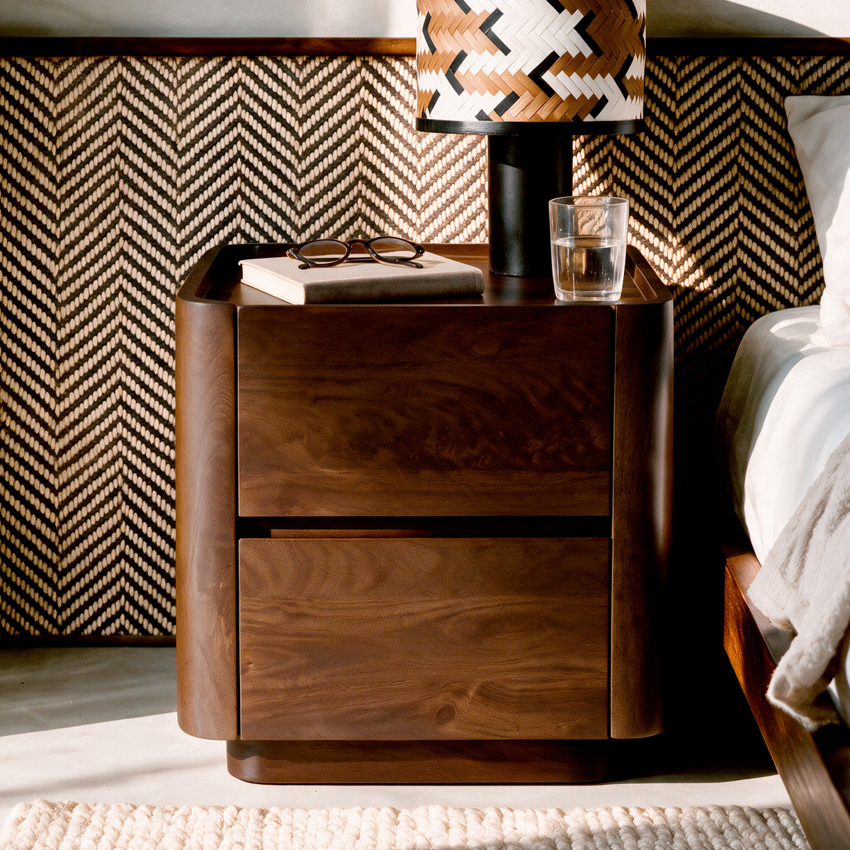 Table de chevet en bois de manguier couleur noyer lampe à poser noire marron et blanche – Maison Pavane