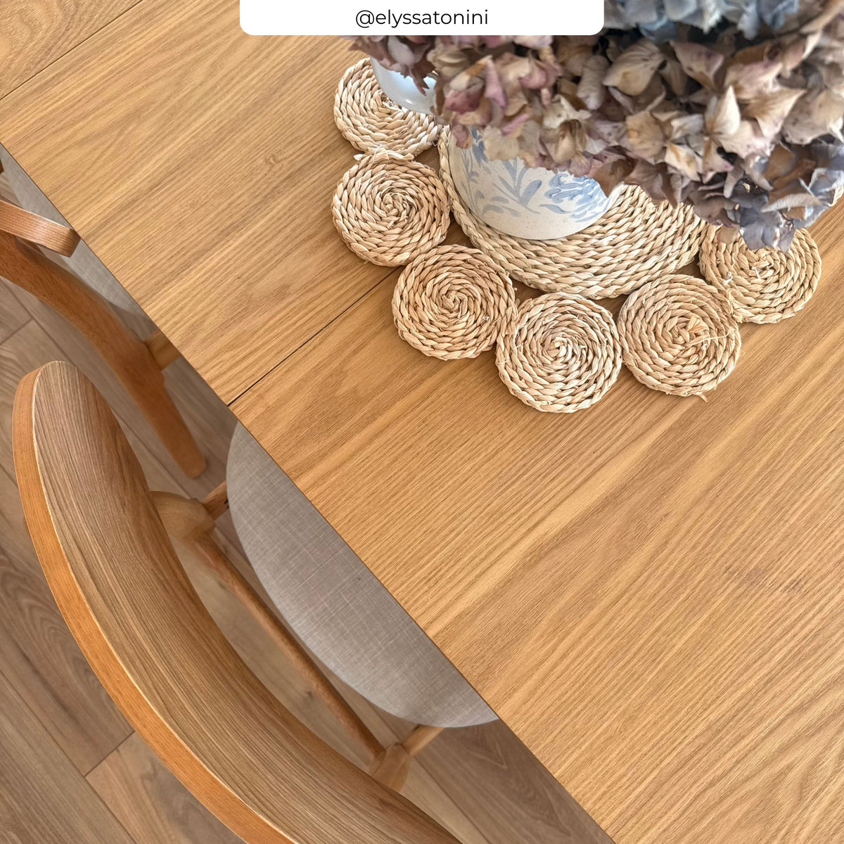 Table en bois clair rectangulaire extensible – Maison Pavane