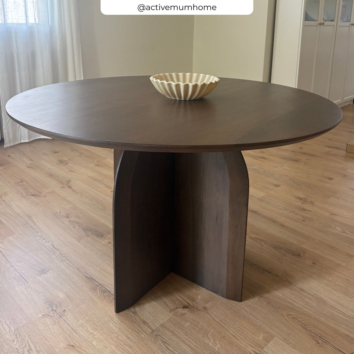 Table ronde bois foncé 4 personnes ambiance – Maison Pavane