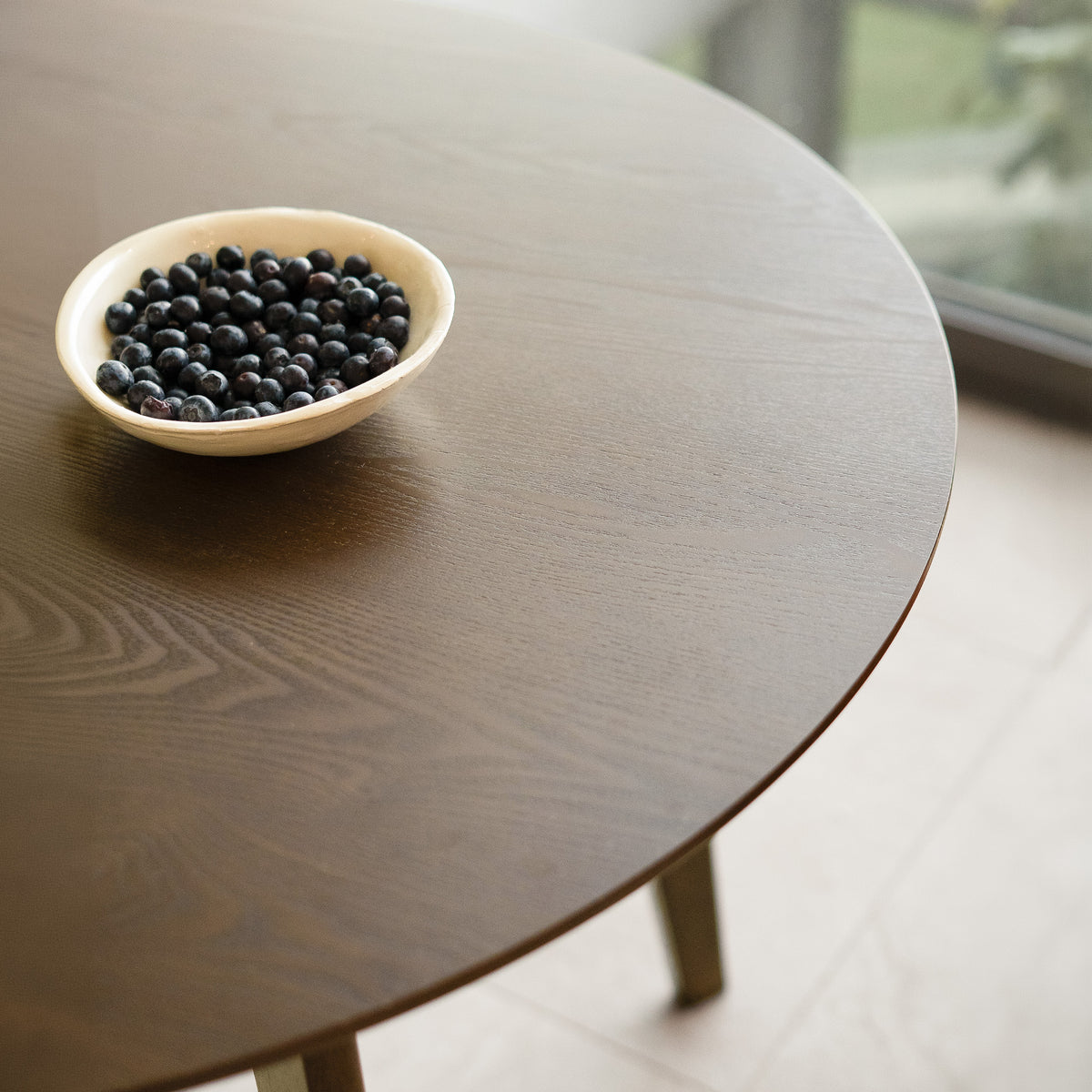 Table ronde bois foncé 4 places – Maison Pavane