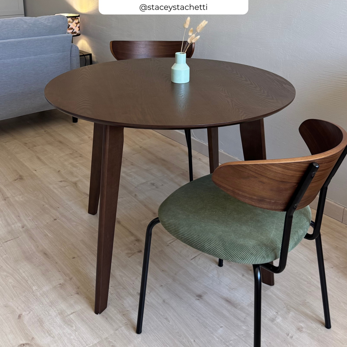 Table ronde en bois foncé chaise verte velours salle à manger – Maison Pavane