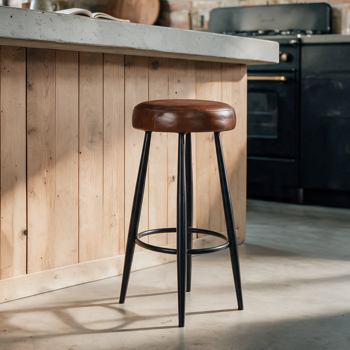 Tabouret de bar cuir marron de buffle pieds noirs Malo – Maison Pavane