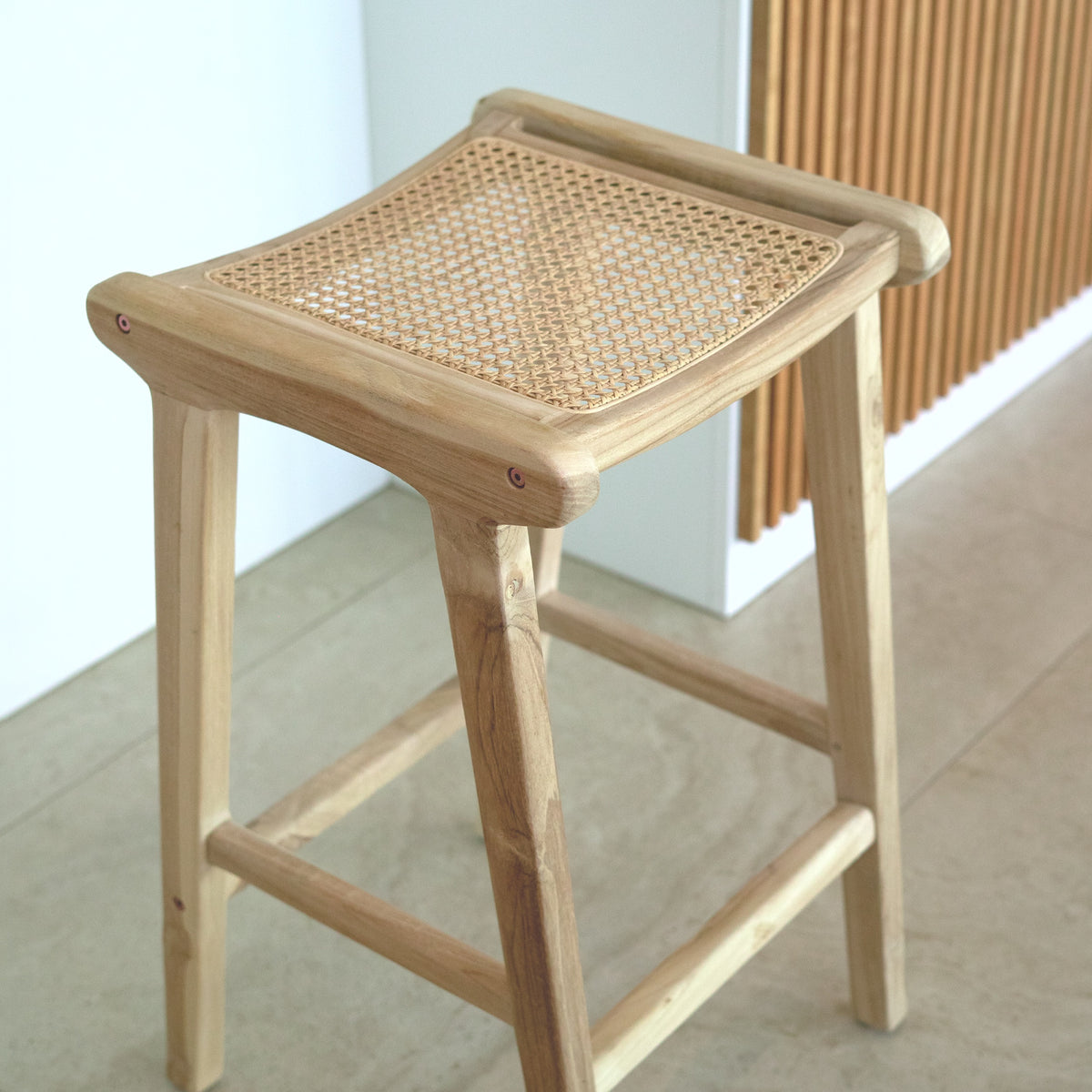 Tabouret de bar mi-hauteur Omaha teck et cannage – Maison Pavane