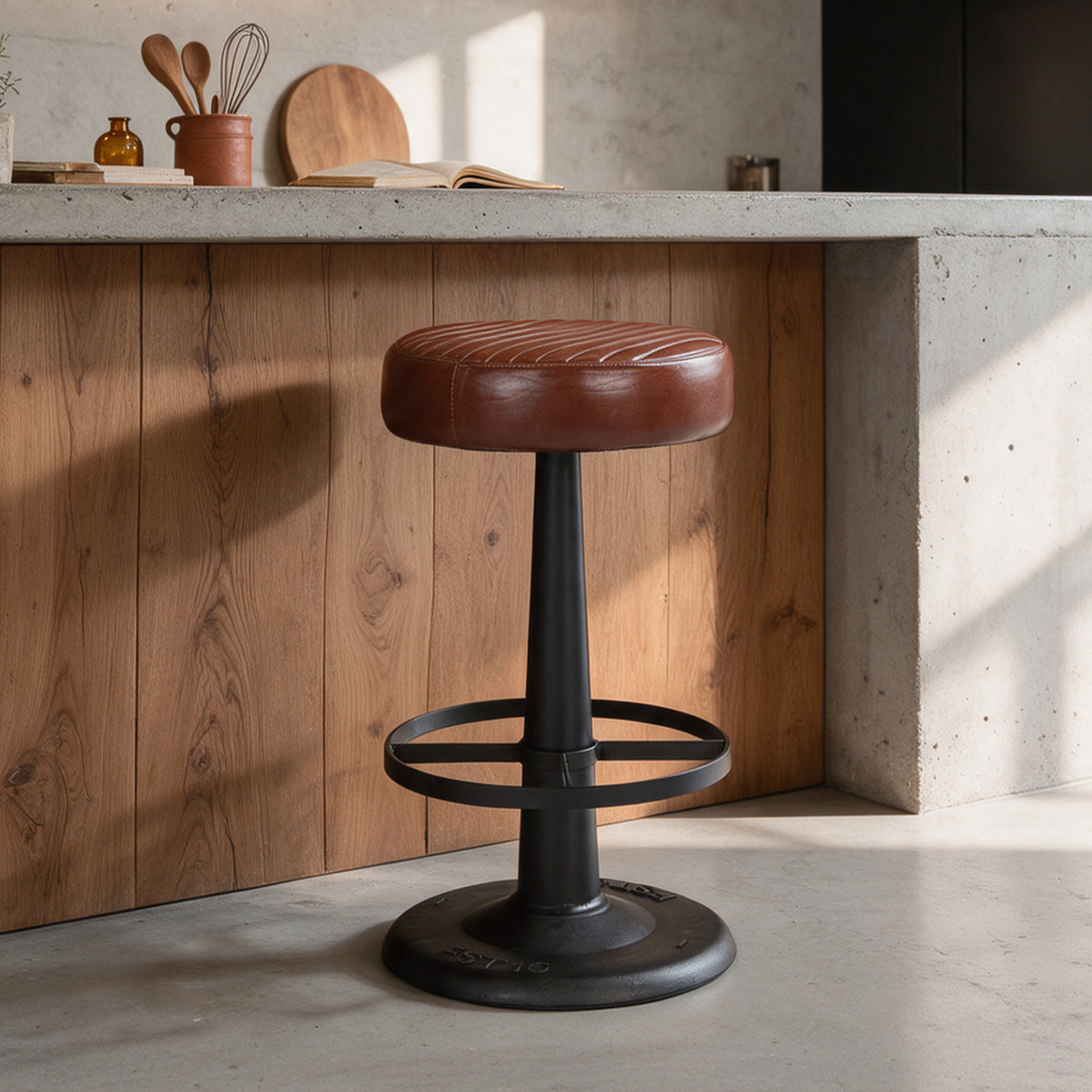 Tabouret de bar rond cuir de buffle marron repose-pied vintage – Maison Pavane