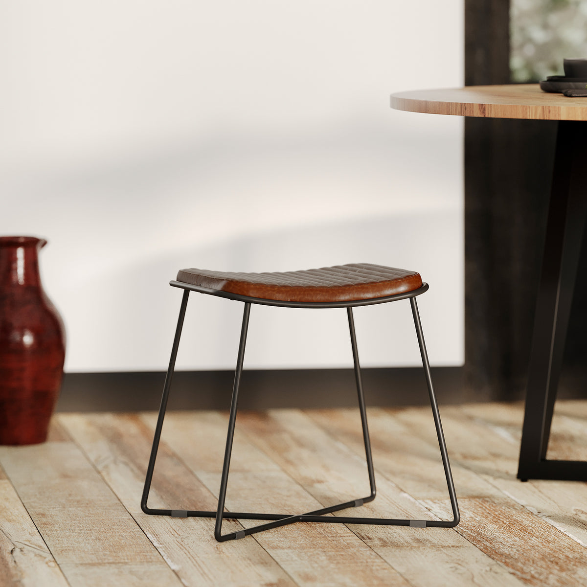 tabouret en cuir marron et pieds noirs germain rdv deco