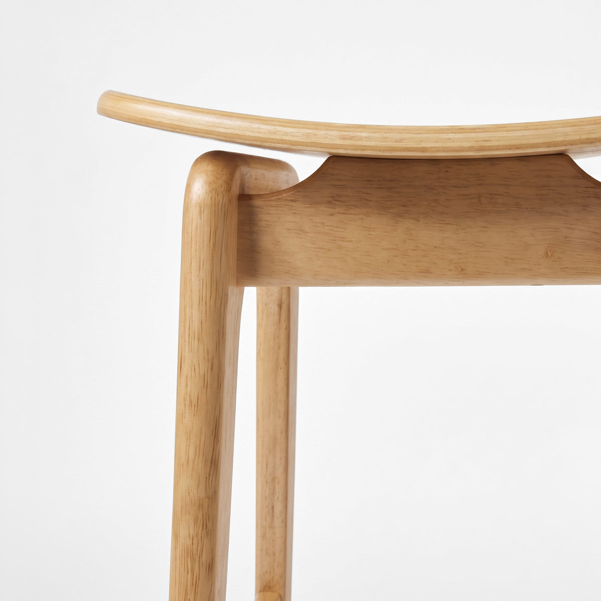 Détail de l'assise et du piètement du tabouret pour îlot central Jude 63 cm en bois clair - Maison Pavane