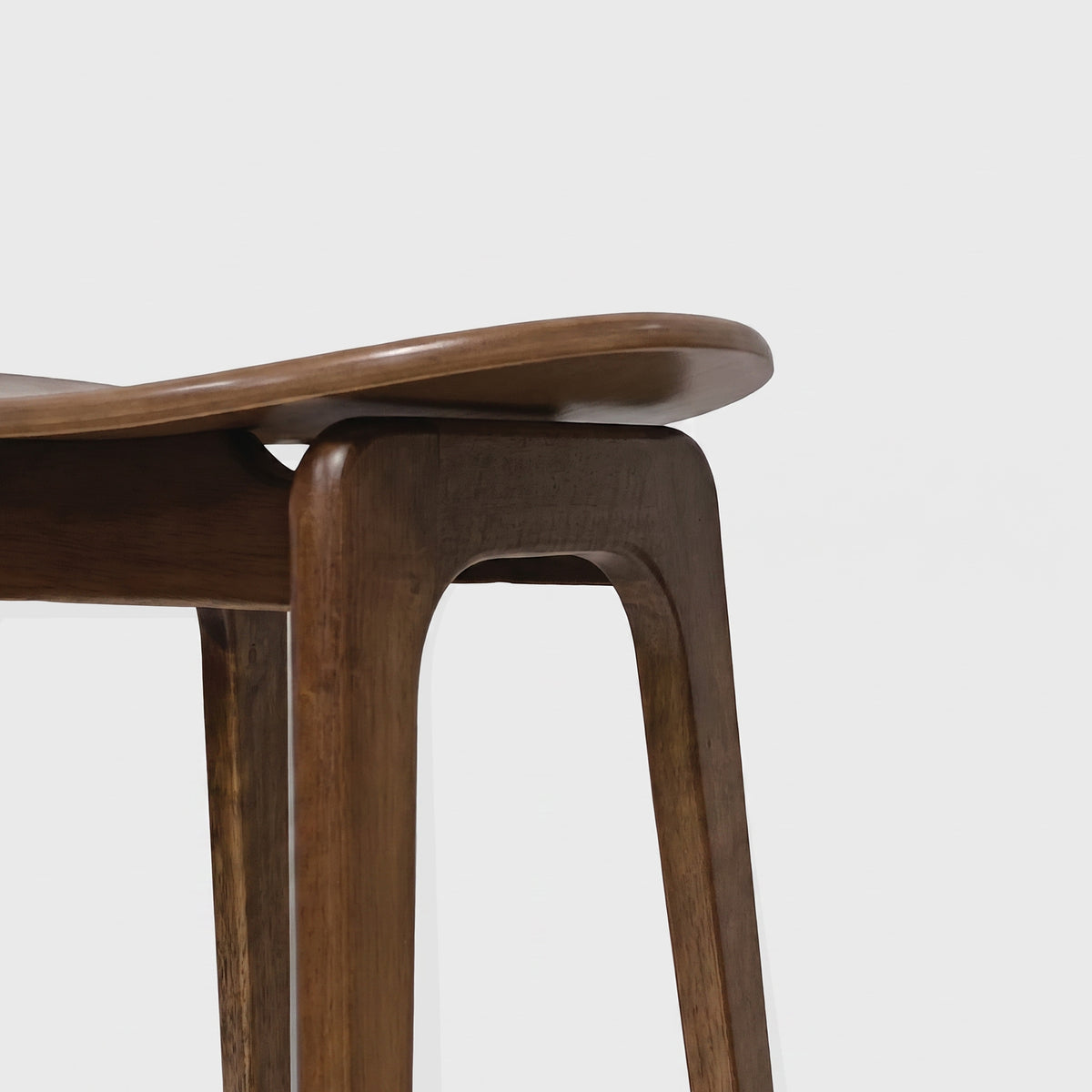 Détail de l'assise et du piètement du tabouret pour îlot central Jude 63 cm en bois foncé - Maison Pavane