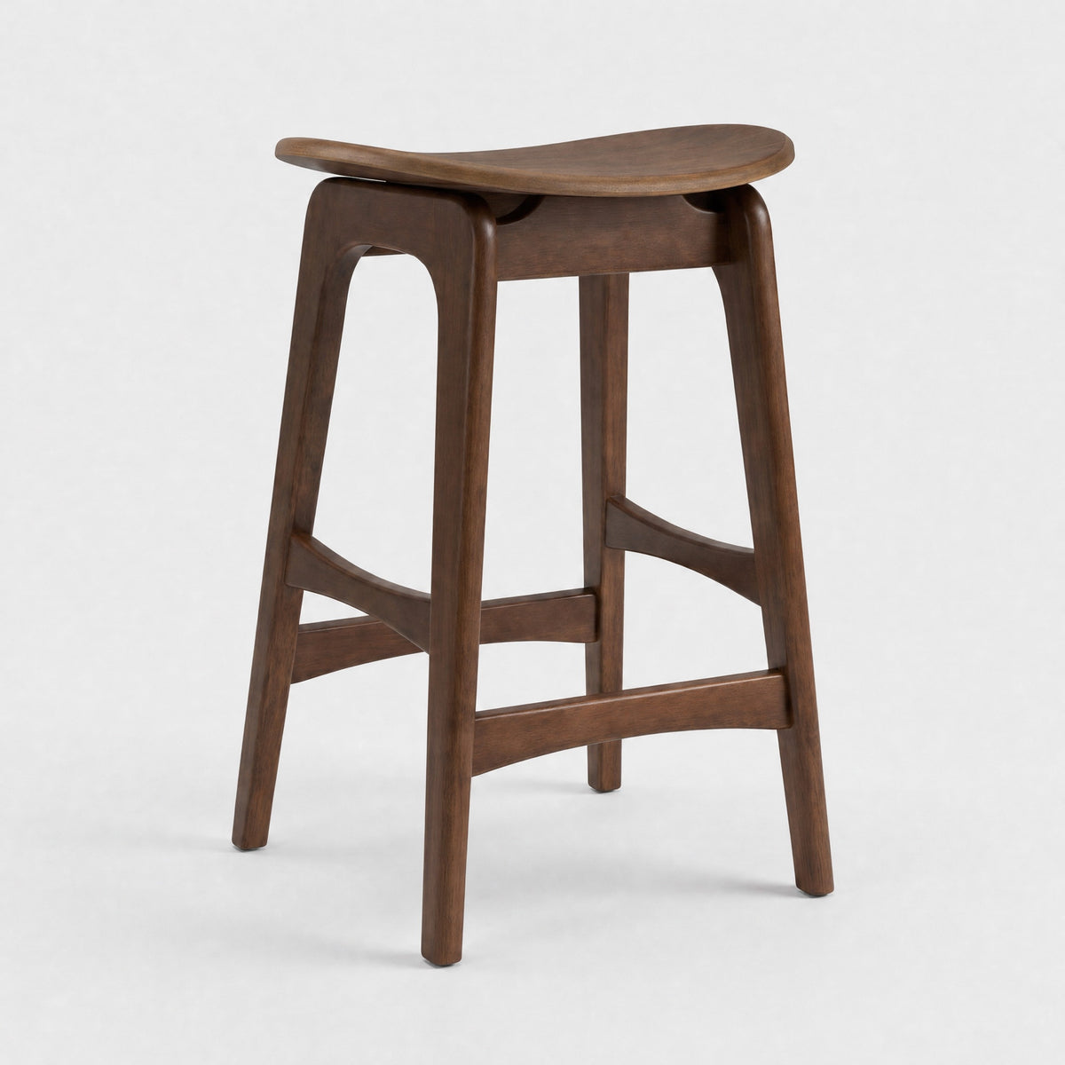 Tabouret pour îlot central Jude 63 cm en bois foncé, vue trois-quarts - Maison Pavane