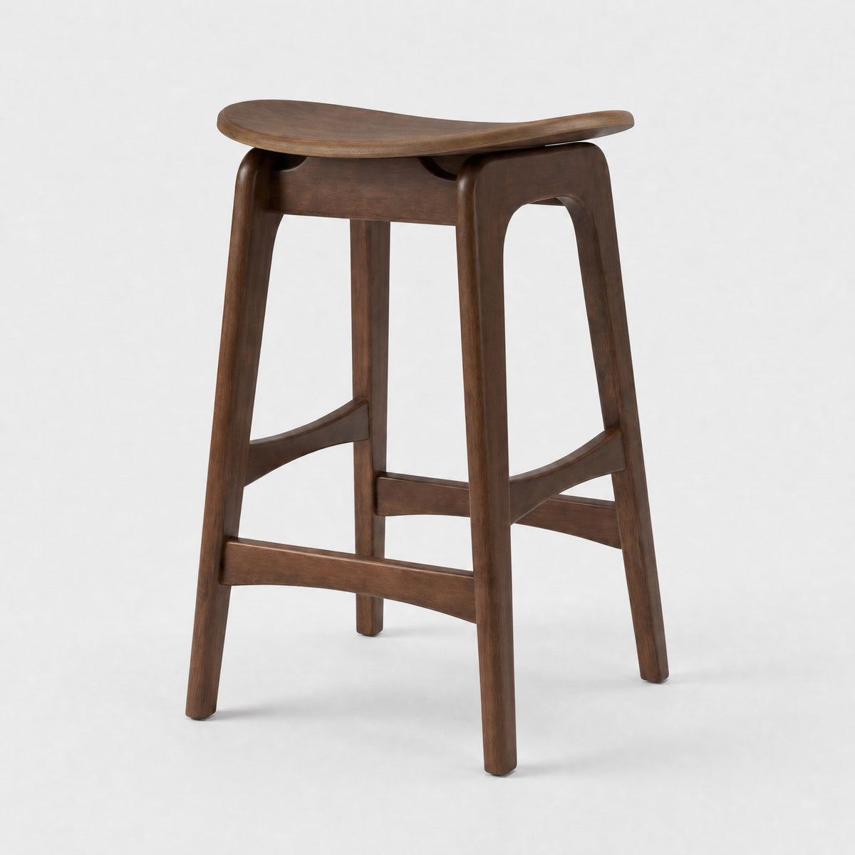 Tabouret pour îlot central Jude 63 cm en bois foncé, vue trois-quarts - Maison Pavane