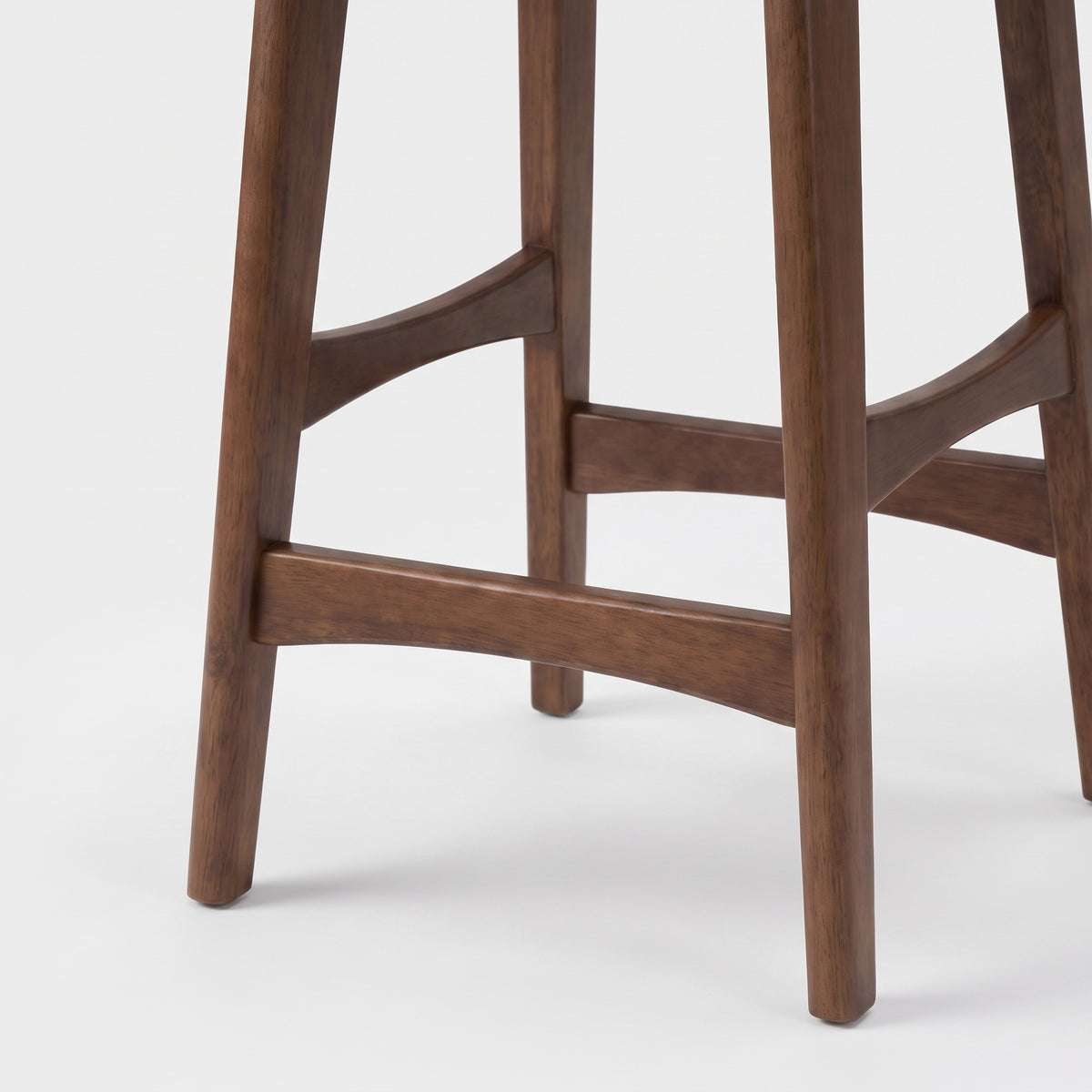 Détail du piètement en bois foncé du tabouret pour îlot central Jude 65,5 cm - Maison Pavane