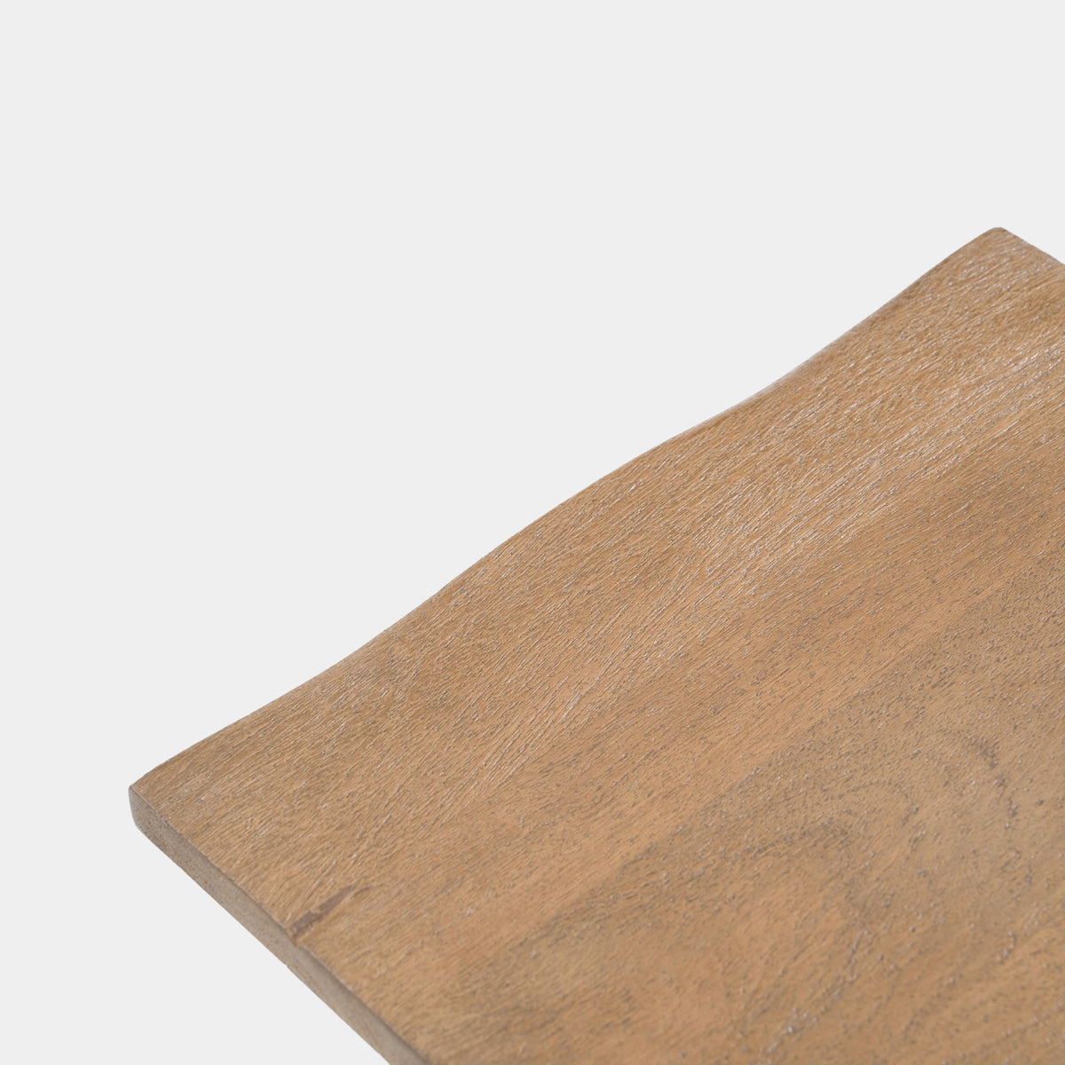 Détail de l'assise en bois de manguier marron du tabouret Toxis - Maison Pavane