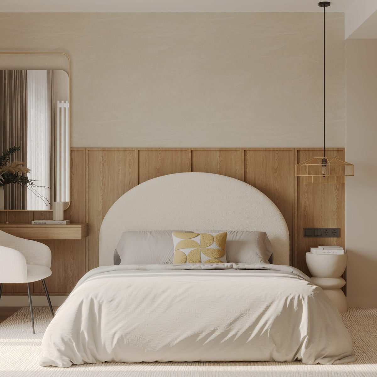 Tête de lit arrondie en bouclé blanc, linge beige, boiseries chêne et suspension dorée, chambre cocooning lumineuse – Maison Pavane