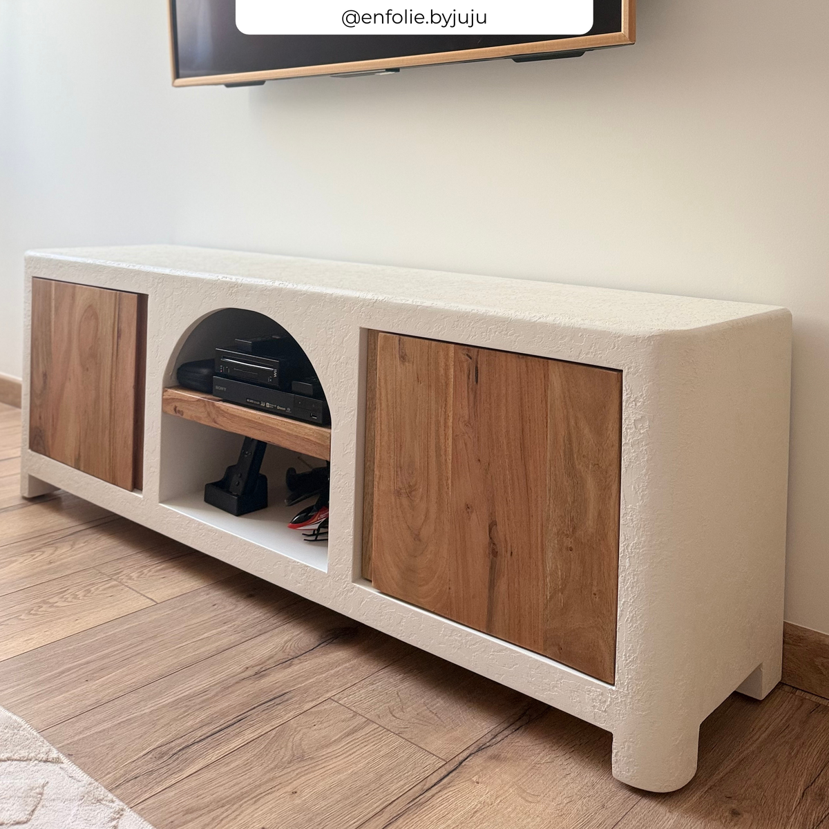 Meuble TV blanc plâtre et bois Fira – Maison Pavane