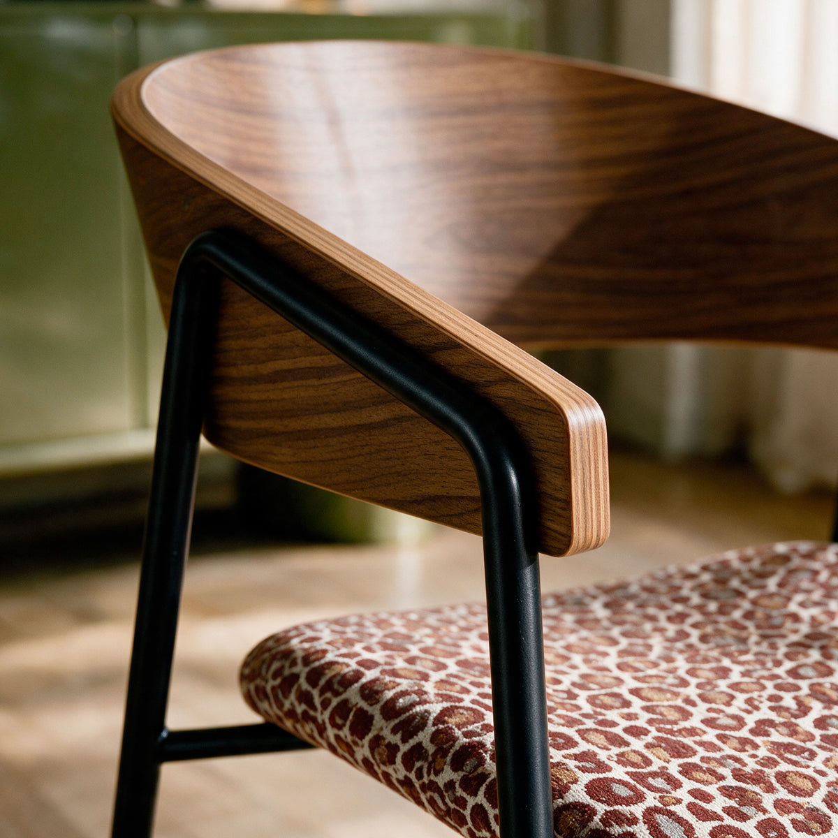 Vue de côté dossier en bois assise léopard bordeaux – Maison Pavane