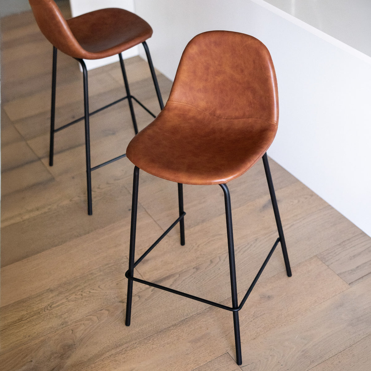 Vue du dessus 2 chaises de bar camel – Maison Pavane