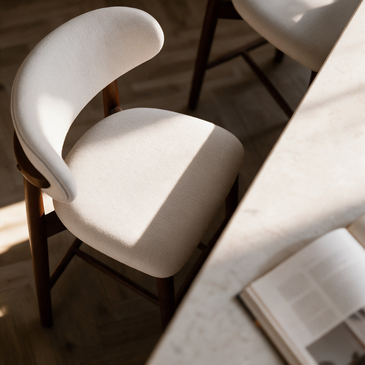Vue du dessus assise en tissu beige et bois foncé – Maison Pavane