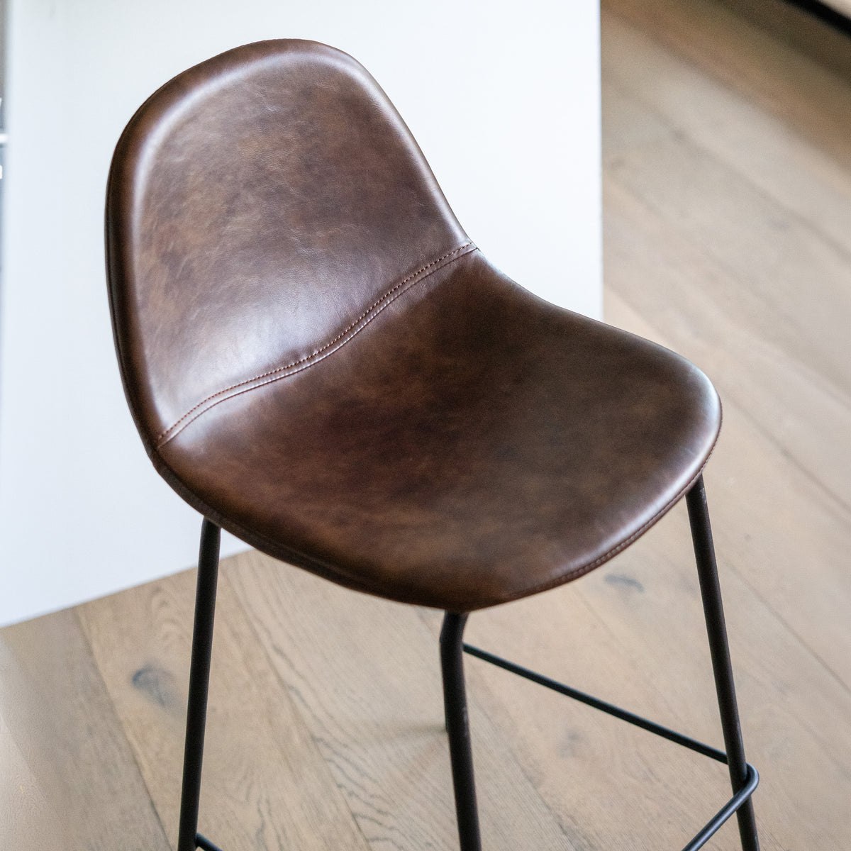 Vue du dessus chaise de bar cuir marron – Maison Pavane