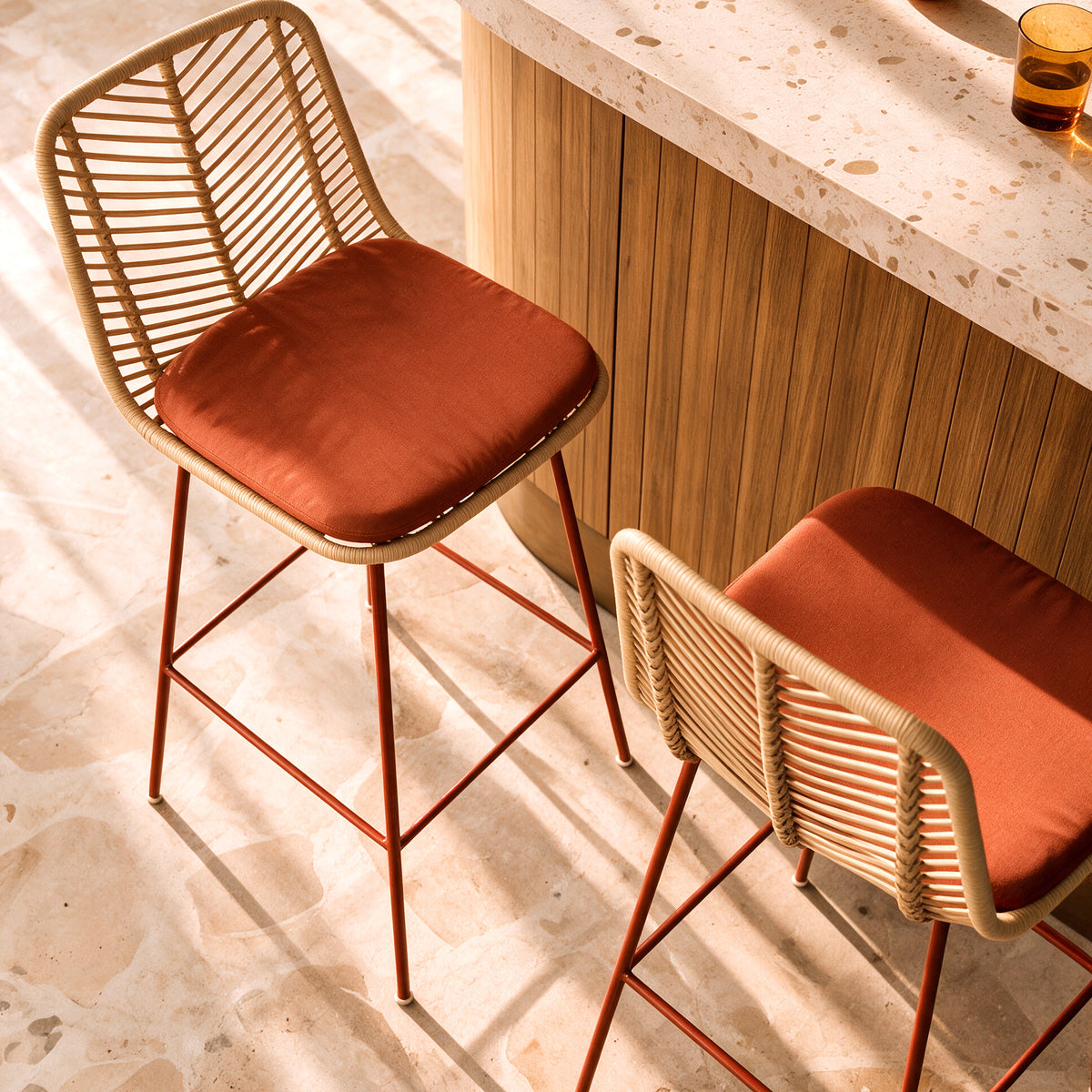 Vue du dessus chaise de bar Tamara orange et rotin – Maison Pavane