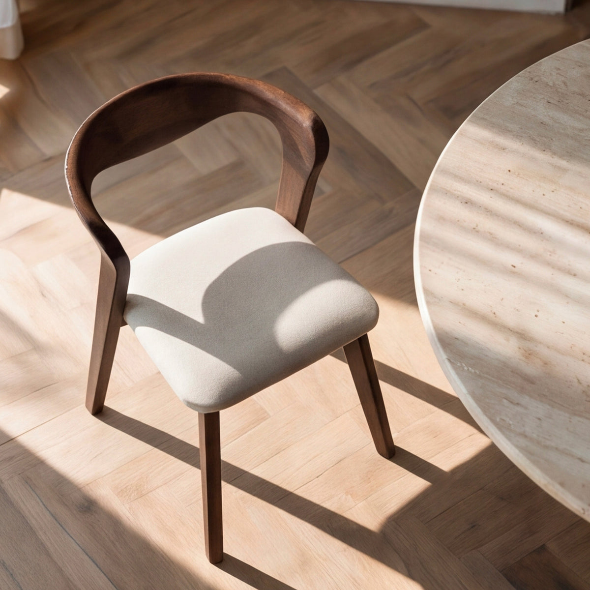 Vue du dessus chaise en tissu beige et dossier en bois – Maison Pavane