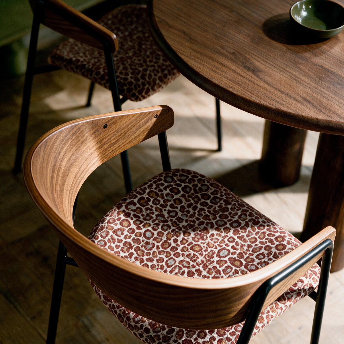 Vue du dessus chaise léopard bordeaux – Maison Pavane