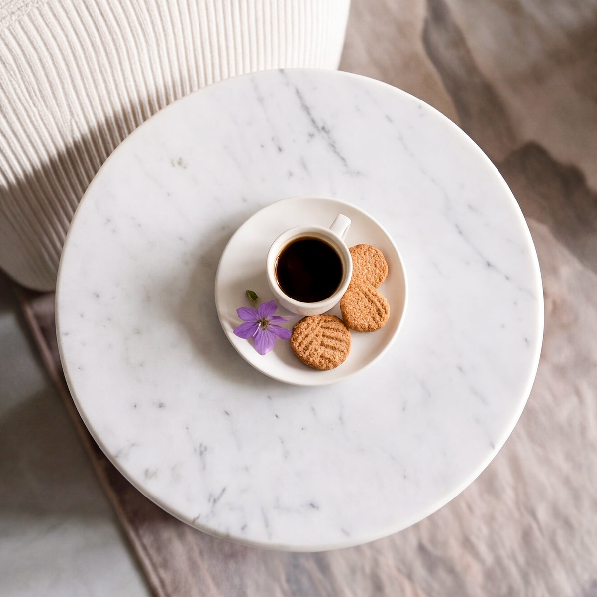 Vue du dessus plateau rond marbre blanc assiette café et biscuit – Maison Pavane