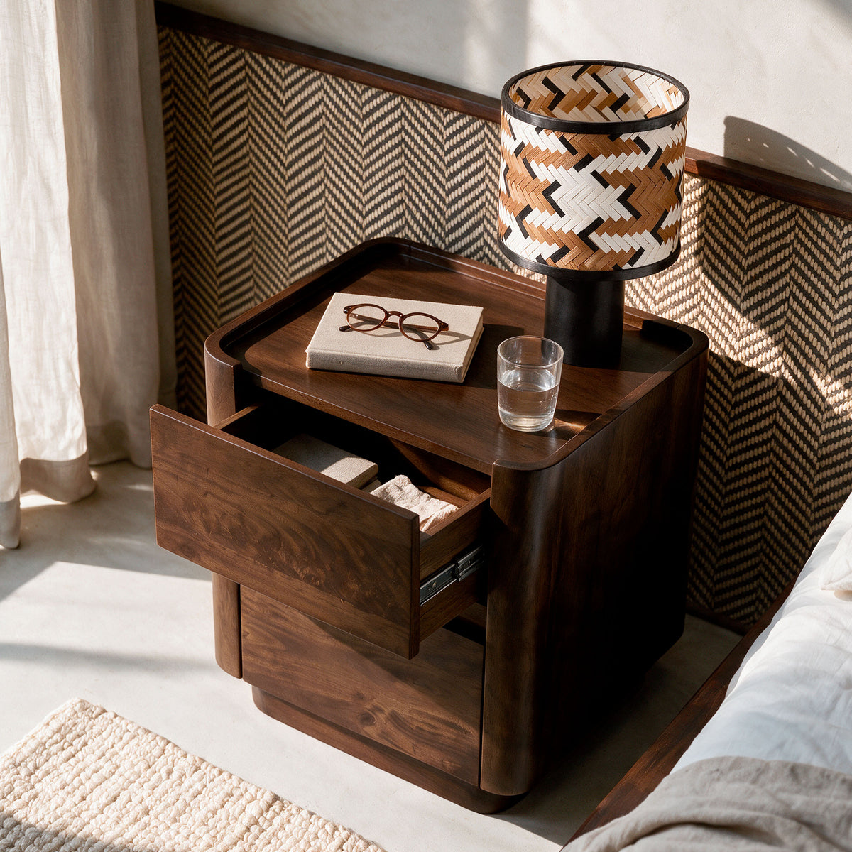 Vue du dessus table de chevet bois foncé et lampe à poser – Maison Pavane