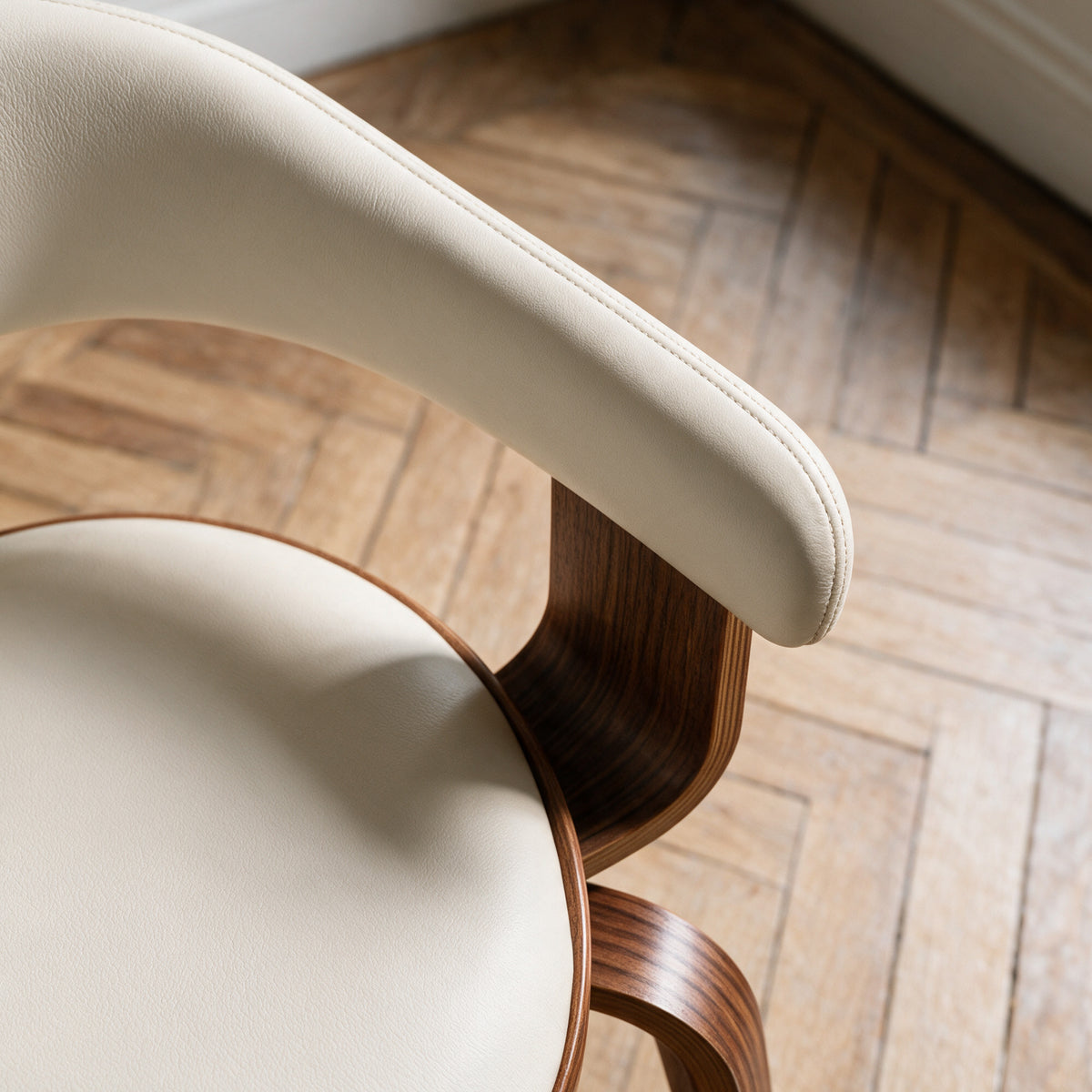 Vue du dessus zoom assise blanche cuir synthétique et bois – Maison Pavane