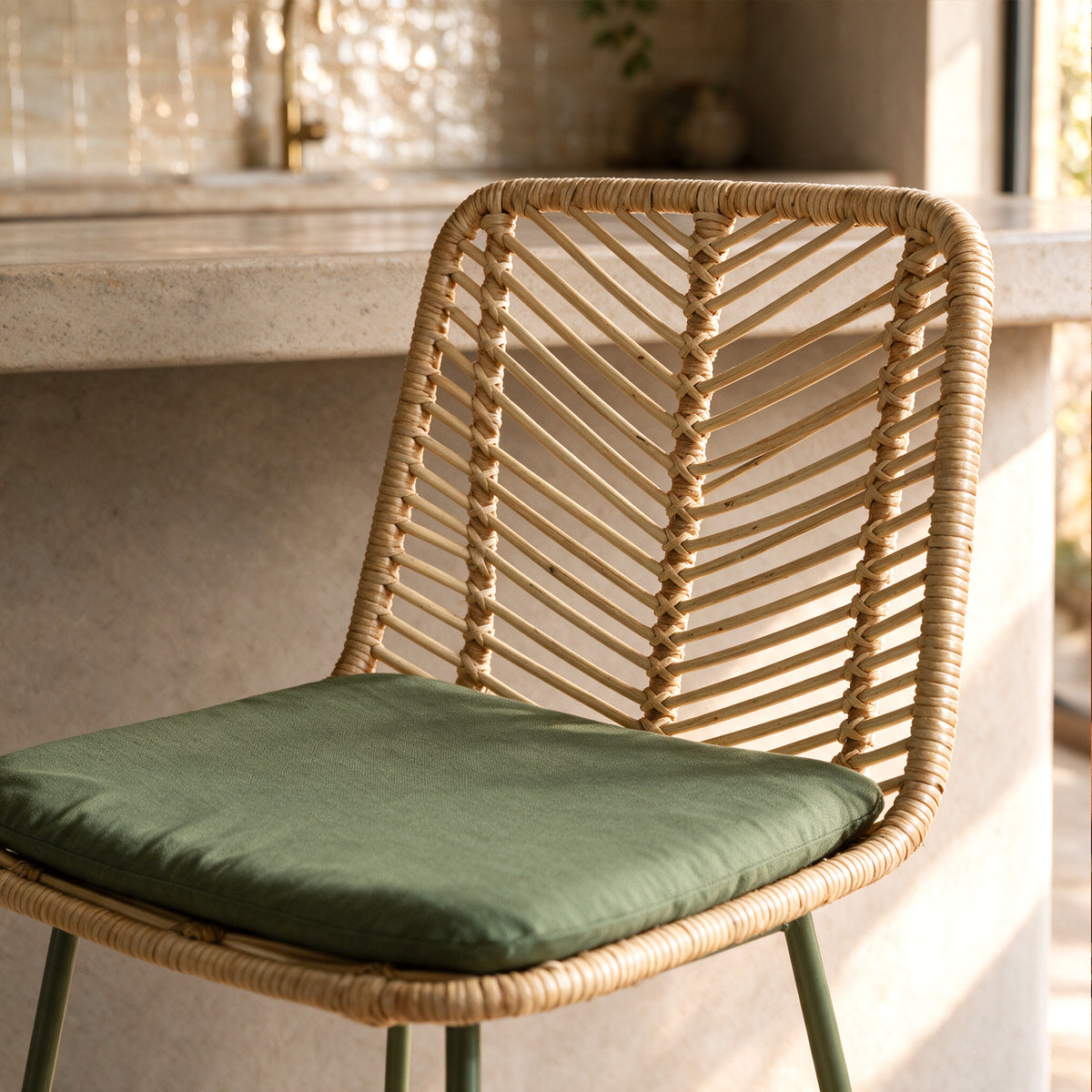 Zoom assise chaise rotin et assise tissu vert olive – Maison Pavane