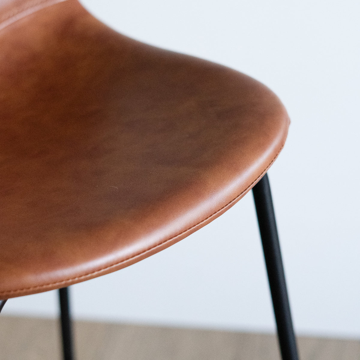 Zoom assise cuir synthétique camel – Maison Pavane