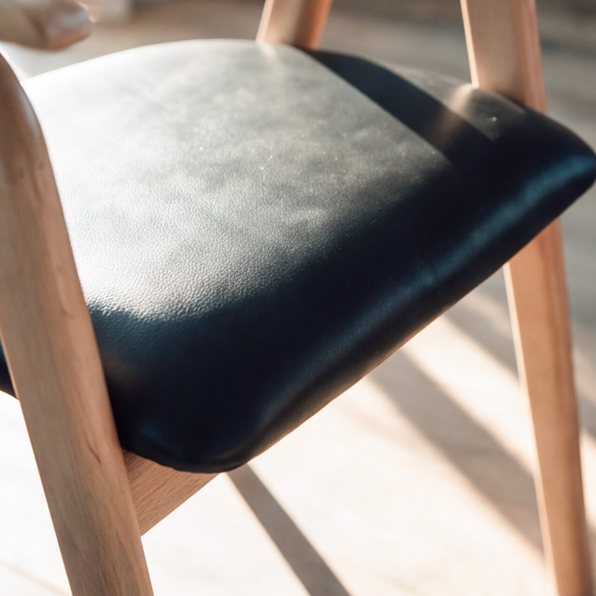 Zoom assise cuir synthétique noir – Maison Pavane