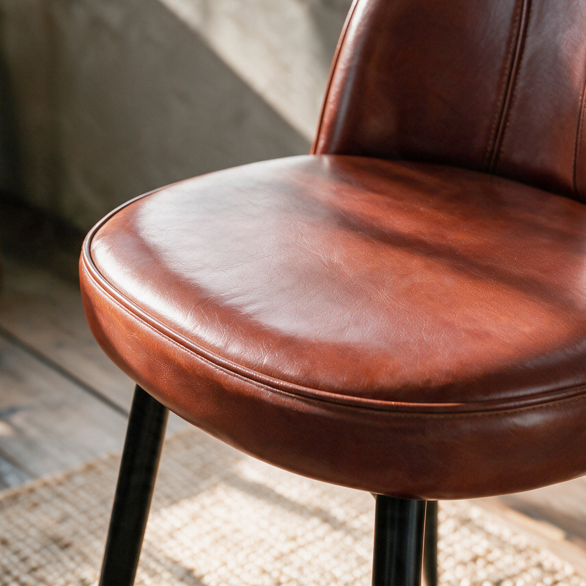 Zoom assise en cuir de buffle marron – Maison Pavane