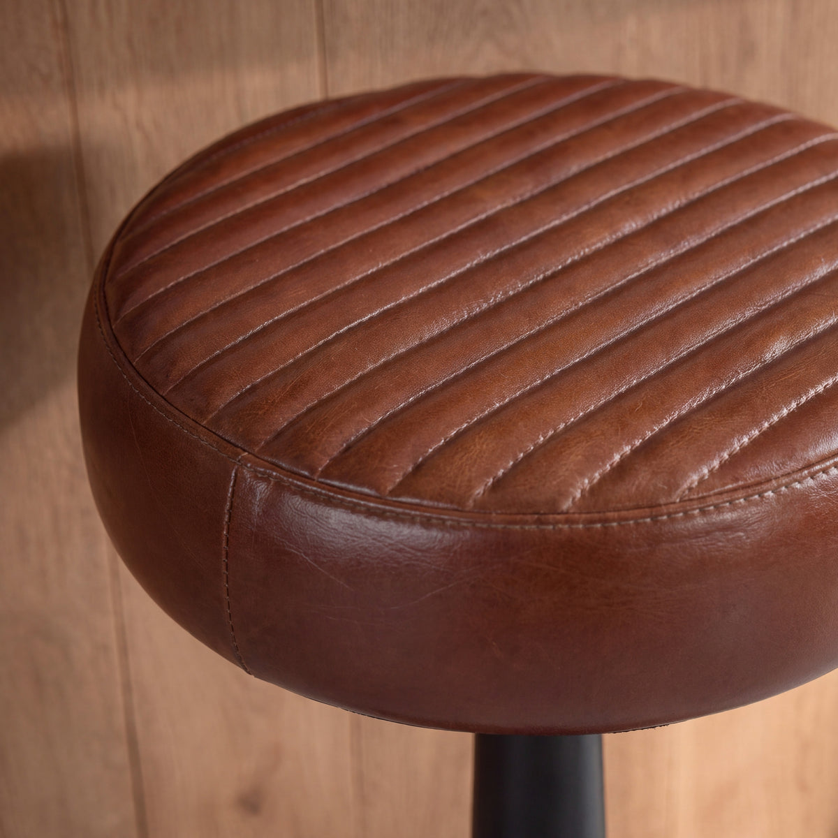 Zoom assise ronde cuir marron Lucien – Maison Pavane