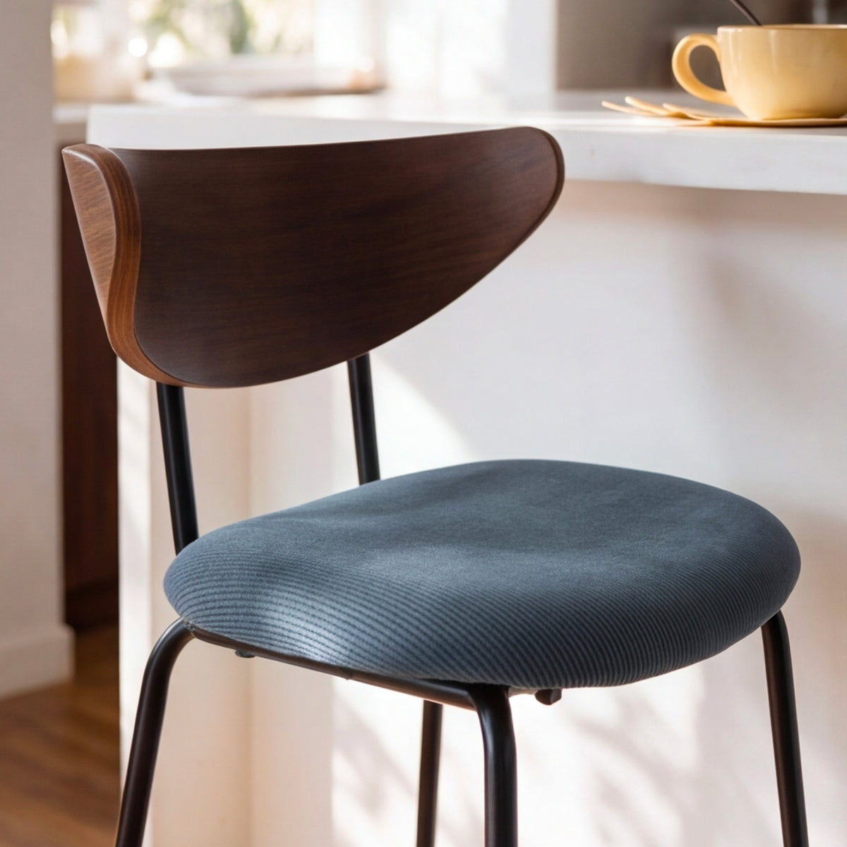 Zoom assise velours bleu marine dossier en bois – Maison Pavane